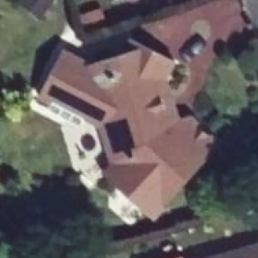 Un toit vu du ciel sur l'orthophoto de l'IGN, flou, aux arêtes peu lisibles