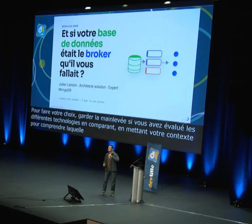 Julien Lampin sur la scène de DevLille 2026, devant le titre du talk